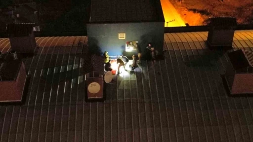 Genç kız çatıya çıktı, kurtarmak isteyenlerle birlikte mahsur kaldı
