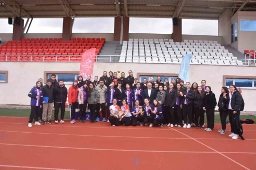 Gen&ccedil; Kızlar Kriket&rsquo;te şampiyon Spor Lisesi oldu
