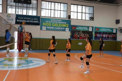 Gen&ccedil; sporcular Haliliye&rsquo;de voleybol coşkusu yaşadı

