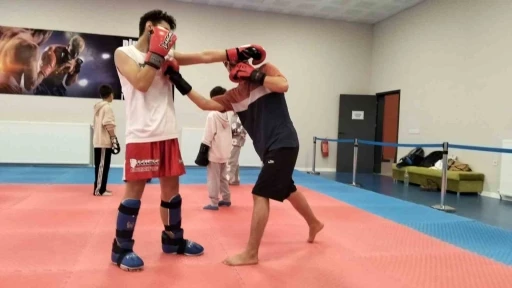 Gen&ccedil; sporcular Kick Boks ile zamanlarını sporla değerlendiriyor
