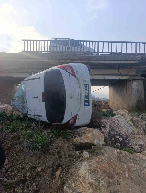 Gen&ccedil; s&uuml;r&uuml;c&uuml; &ouml;l&uuml;mden d&ouml;nd&uuml;: Kontrolden &ccedil;ıkan ara&ccedil; k&ouml;pr&uuml;den u&ccedil;tu, 1 yaralı
