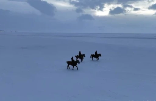 Gen&ccedil;ler atları buz tutan &Ccedil;ıldır G&ouml;l&rsquo;&uuml; &uuml;zerinde d&ouml;rtnala koştu
