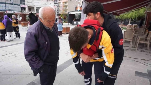 Gençler hayat kurtarmayı öğretti, vatandaşlar uygulamalı ilk yardım dersi aldı

