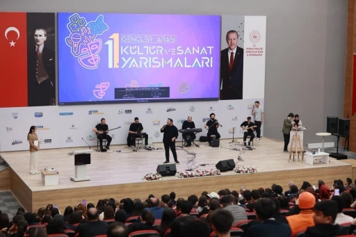 Gen&ccedil;ler k&uuml;lt&uuml;r sanat yarışmalarında sahnede boy g&ouml;sterdi
