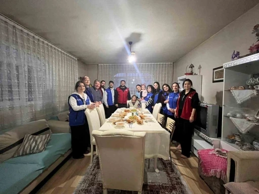 Gen&ccedil;ler mutfağa girdi iftar i&ccedil;in sofra kurdu
