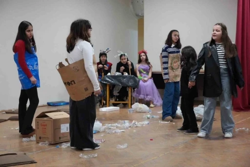 Gen&ccedil;ler &rsquo;Plastik R&uuml;yalar&rsquo;la sahneye &ccedil;ıktı izleyenlerden tam not aldı
