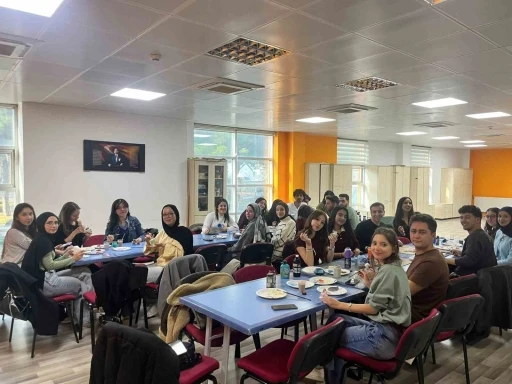 Gen&ccedil;ler sanatta buluştu, seramik biblolar renklendi
