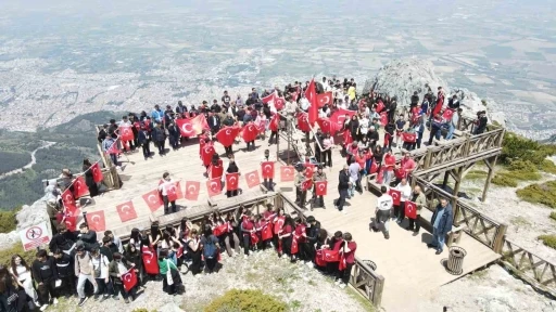 Gen&ccedil;ler Spil&rsquo;in zirvesinde ay yıldızlı bayrakla buluştu

