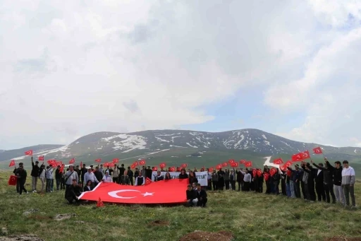 Gen&ccedil;ler ş&uuml;hedanın izinde y&uuml;r&uuml;d&uuml;
