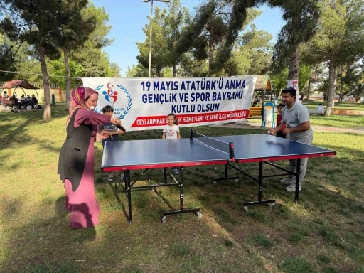 Gen&ccedil;ler, vatandaşlarla tenis oynadı
