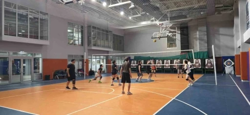 Gen&ccedil;ler voleybol ma&ccedil;ında buluştu
