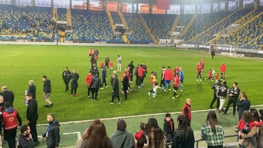 Gençlerbirliği oyuncusu Fıratcan Üzüm’den saygısız davranış
