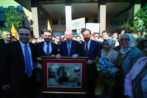 Gen&ccedil;lerden Cumhurbaşkanı Erdoğan&rsquo;a Babalar G&uuml;n&uuml; s&uuml;rprizi
