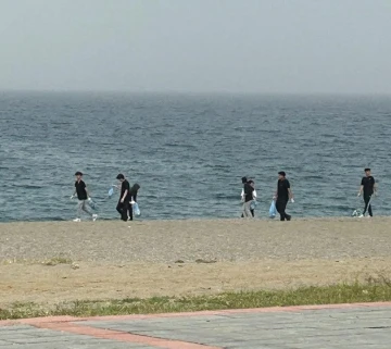Gençlerden örnek davranış, sahilde bırakılan çöpleri topladılar
