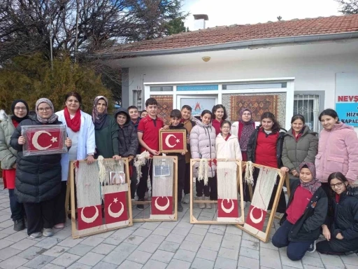 Gen&ccedil;lerden T&uuml;rk Bayrağı&rsquo;na &rsquo;T&uuml;rk D&uuml;ğ&uuml;m&uuml;&rsquo; ile ilmek
