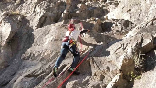 Gençlerden zorlu tırmanış eğitimi
