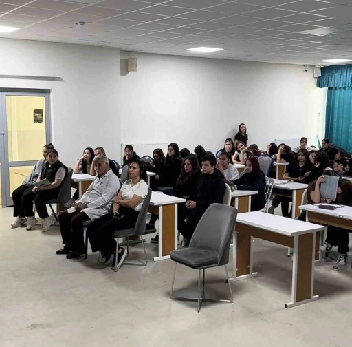 Gençlere bilinçli teknoloji kullanımı eğitimi

