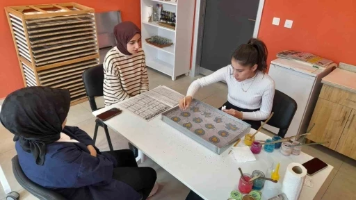 Gençlere &quot;Ebru ve El Sanatları Kursu&quot; düzenlendi
