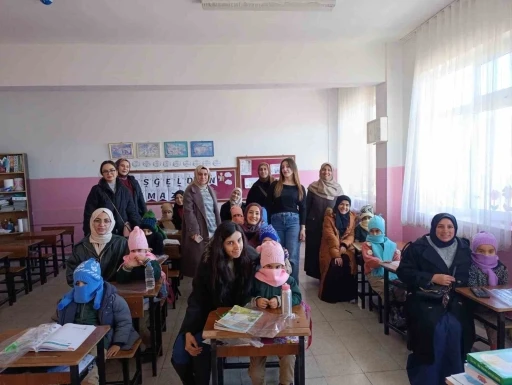 Gen&ccedil;lerin el emeğiyle hazırladığı hediyeler, minik y&uuml;rekleri ısıttı
