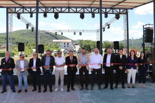 Gen&ccedil;lerin mutluluklarına ortak olacak
