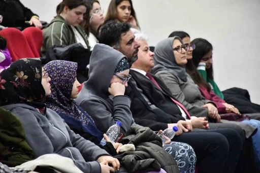 Gen&ccedil;lerin tarih konulu konferansa katılımı yoğun oldu
