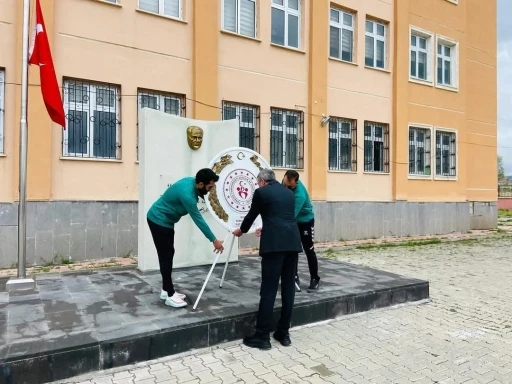 Gençlik haftası coşkusu çelenk sunma töreni ile başladı
