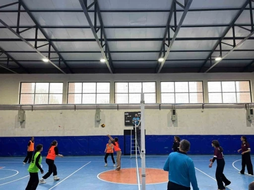 Gen&ccedil;lik Haftası&rsquo;nda trib&uuml;nler doldu: Kaymakam Tutal&rsquo;dan gen&ccedil; sporculara destek
