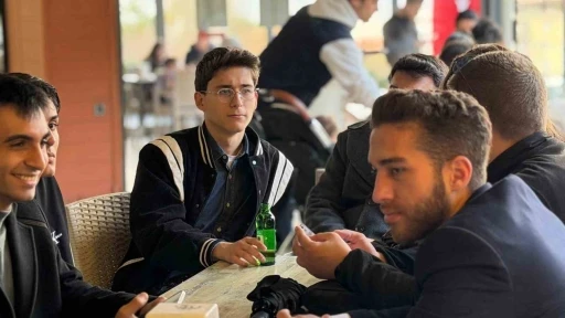 Gen&ccedil;lik Kafe gen&ccedil;lerin buluşma noktası oldu
