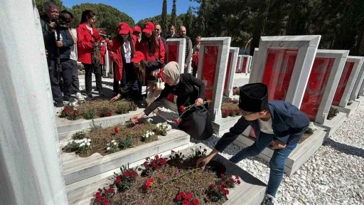 Gen&ccedil;lik ve Spor Bakan Yardımcısı G&uuml;rsoy: "Biz o ruhu diri tuttuğumuz s&uuml;rece ne bayrak iner ne bu millet geri adım atar"
