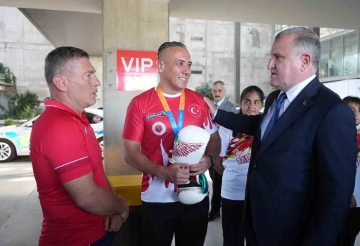 GEN&Ccedil;LİK VE SPOR BAKANI BAK&rsquo;I MUĞLA&rsquo;DA MİLLİ SPORCULAR KARŞILADI
