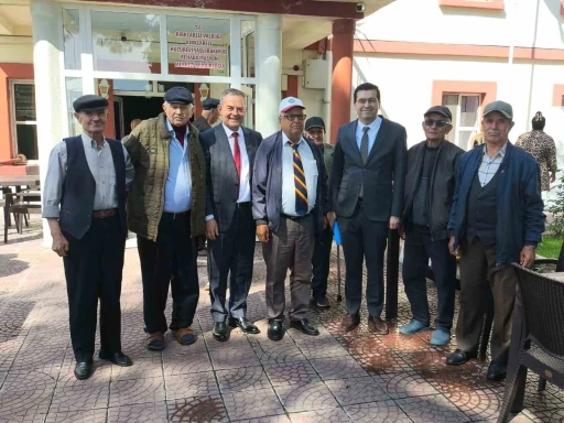 Genel M&uuml;d&uuml;r Sezen, huzurevi sakinlerinin tecr&uuml;belerini dinledi
