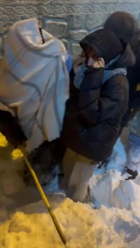 Gerc&uuml;ş&rsquo;te ara&ccedil;larıyla yolda mahsur kalan 10 iş&ccedil;i kurtarıldı
