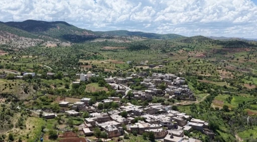 Gerc&uuml;ş&rsquo;te bahar mesaisi: Şafak vaktiyle &ccedil;ift&ccedil;iler tarlalara akın ediyor

