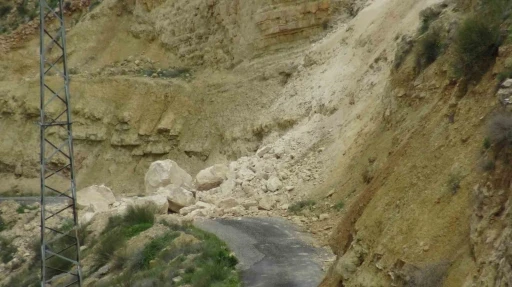 Gerc&uuml;ş&rsquo;te dev kayalar yolu kapattı
