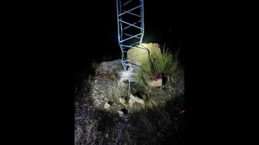 Gerc&uuml;ş&rsquo;te facianın eşiğinden d&ouml;n&uuml;ld&uuml;: Dev kaya elektrik direğine &ccedil;arparak durabildi
