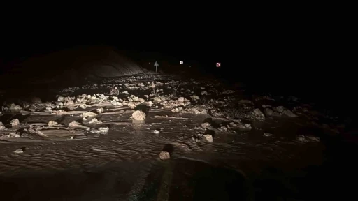 Gerc&uuml;ş&rsquo;te heyelan: Mahsur kalan vatandaşlar kurtarıldı
