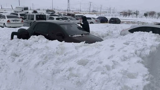 Gerc&uuml;ş&rsquo;te kar, arabaların boyunu ge&ccedil;ti
