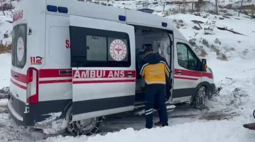 Gerc&uuml;ş&rsquo;te kar nedeniyle kapanan yolda mahsur kalan ambulans kurtarıldı
