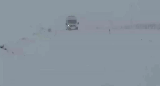 Gerc&uuml;ş&rsquo;te karda mahsur kalan ambulansa İl &Ouml;zel İdare ekibi yetişti
