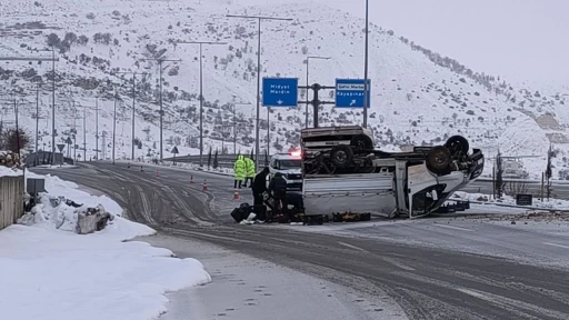 Gerc&uuml;ş&rsquo;te meyve y&uuml;kl&uuml; kamyonet devrildi, meyveleri s&uuml;r&uuml;c&uuml;n&uuml;n yardımına koşanlar topladı
