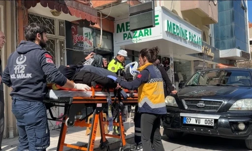 Geri manevra sırasında kaldırımda oturan yaşlı kadına &ccedil;arpan s&uuml;r&uuml;c&uuml;ye &rsquo;neden &ccedil;arptın&rsquo; sitemi
