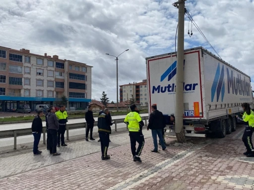 Geri manevra yapan tır direğe çarptı, kaza anı kamerada
