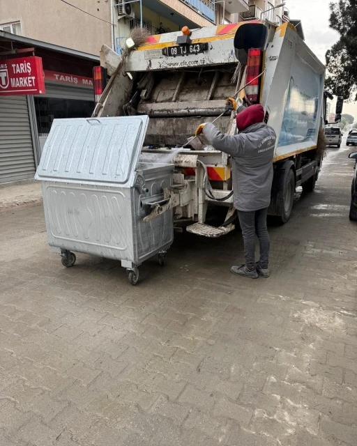 Germencik Belediyesi çöp konteynerlerini ilaçlıyor
