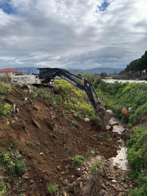 Geyre Mahallesi’nde dere yatakları temizleniyor
