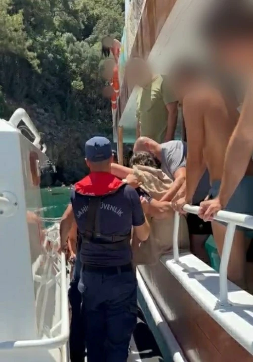 Gezi teknesinde rahatsızlanan &ccedil;ocuğa sahil g&uuml;venlik yardımı
