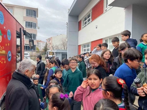 Gezici k&uuml;t&uuml;phane Kırşehir&rsquo;de 200 kitabı &ouml;ğrenci ile buluşturdu
