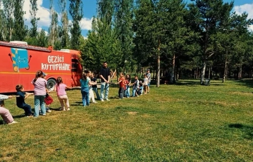 &lsquo;Gezici K&uuml;t&uuml;phane&rsquo; Yenişehir Parkı&rsquo;nda &ccedil;ocuklarla buluştu
