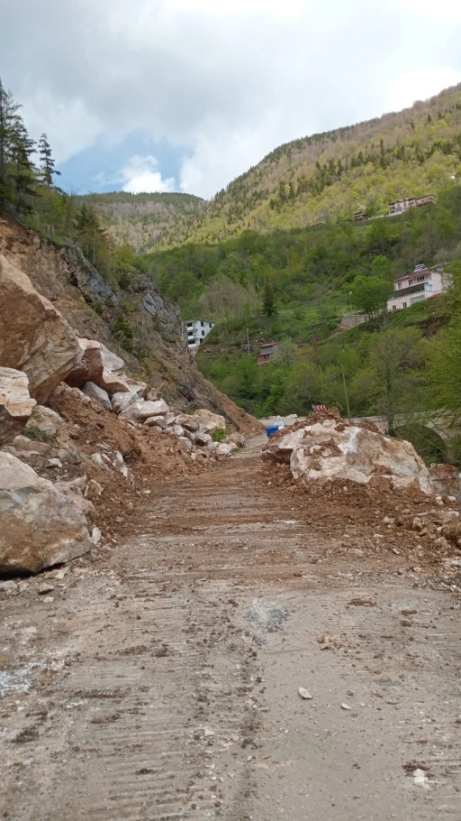 Giresun’da heyelan nedeniyle kapanan yol kontrollü olarak ulaşıma açıldı
