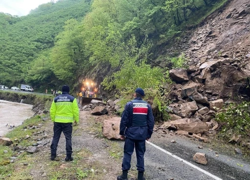Giresun’da heyelan: Yol trafiğe kapatıldı
