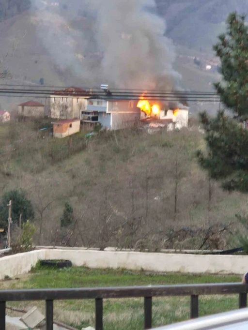 Giresun&rsquo;da iki katlı ev alev alev yandı
